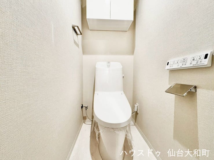 吊り戸収納付きで、すっきり片付くトイレ