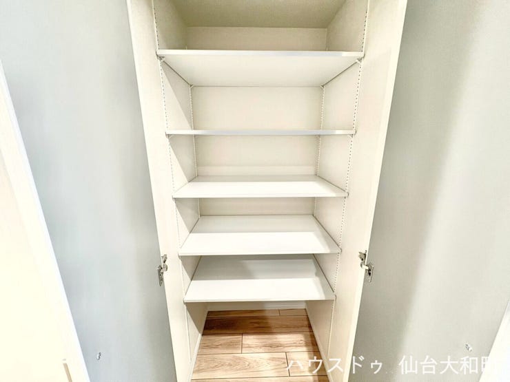 日用品などを収納できる便利な可動棚付き収納スペース