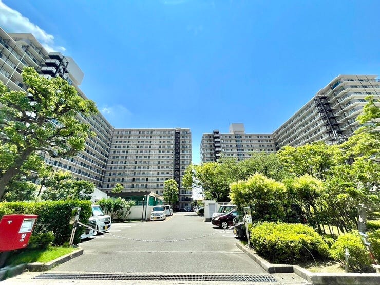【外観】
関西スーパー徒歩1分!陽当り・眺望良好な11階南向き住戸。2026年7月フルリフォーム完成で快適生活スタート!大切なペットと暮らせる新耐震基準マンションです!
