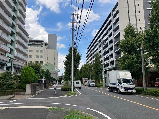 北側前面道路です。街並みが開放的で圧迫感がありません。