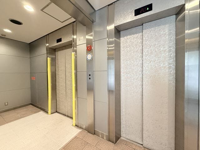 エレベーターが2基ついています。毎日の移動も快適です。