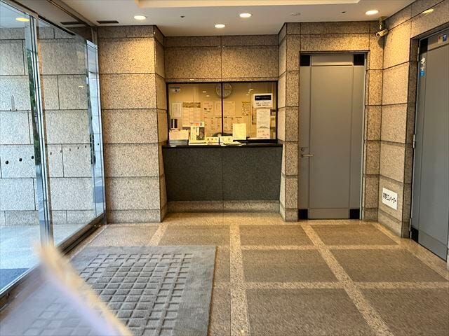 ロビーには管理人室があります。安心感のある管理体制です。