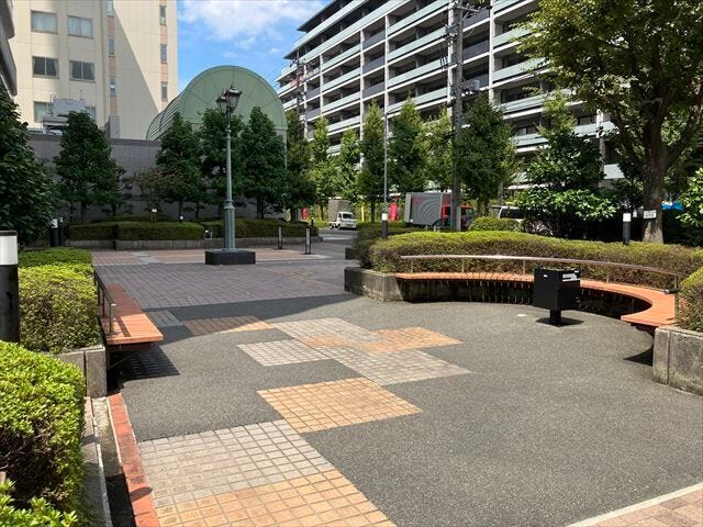 敷地内に設けられた、くつろぎのベンチスペース。