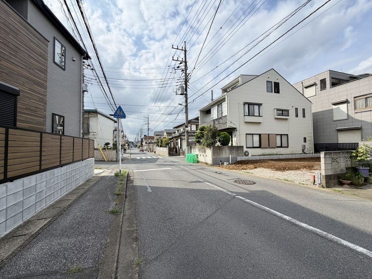 前面道路は広々8mで駐車もラクラク♪