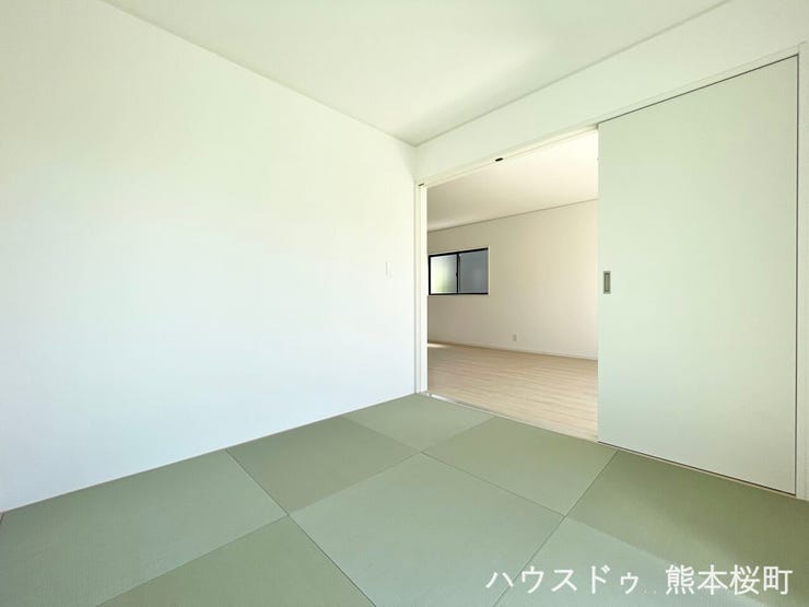 ■1階4.5帖和室■ゲストをもてなし、昼寝や家事にも使える、畳のぬくもりが心地よい多目的万能スペース。