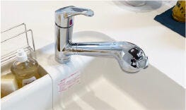 【キッチン/浄水器一体型シャワー水栓】
食器や野菜などの水洗いがスムーズにこなせるハンドシャワーのついた水栓。
浄水器一体型なので便利です。