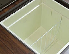 【キッチン/床下収納】
高い剛性でたわみが少ないキッチン床下収納。
荷重100kgまで耐えられるので、買い置きの調味料や非常食などを保管できます。