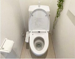 【高機能トイレ】
温水洗浄便座付きのトイレです。
汚れてもサッとひと拭きでお手入れ簡単。節水仕様でしっかり洗浄できます。
環境にやさしく、しかも経済的です。