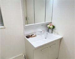 【洗面化粧台】
お手入れしやすく使いやすい3面鏡付きの洗面台。
収納スペースも広く、洗剤や掃除道具をたっぷりと収納できます。