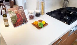 【キッチン/キッチンワークトップ】
ベーシックホワイトで清潔感を。
耐久性にも優れた人造大理石トップです。
