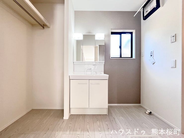 ■清々しいリフレッシュ空間■自分を磨き、気持ちを切り替える。心地よい光が差し込むプライベートスペース。