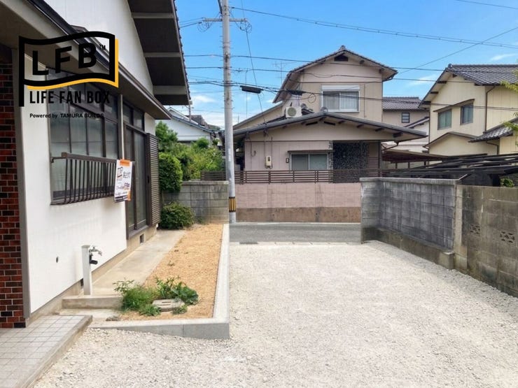 駐車場です♪縦列3台、(写真では手前)奥が開けてますのでそこが並列でもう1台駐車可能です♪