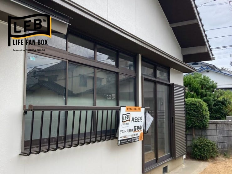 洋室2部屋を外から見た感じです♪窓が大きく取ってありますので明るく日差しを取り込みます♪8帖の洋室の窓の下部分は摺りガラスになっておりプライバシー的にも嬉しいですね♪