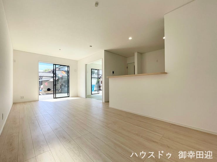 ■安らぎと笑顔の中心地■陽光が優しく降り注ぎ、会話が自然と弾む。ここでは、毎日が特別な時間へと変わります。