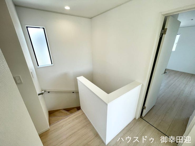 ■暮らしを繋ぐ、明るい動線■採光窓から光が差し込み、足元を優しく照らす。安全で快適な、家族の生活を支える縦の繋がりです。