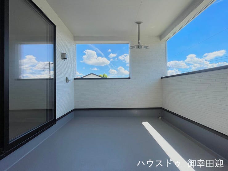 ■空の下の開放的な特等席■日光浴や読書、外の空気を感じながらリフレッシュ。暮らしを豊かにする、もう一つの心地よい空間です。