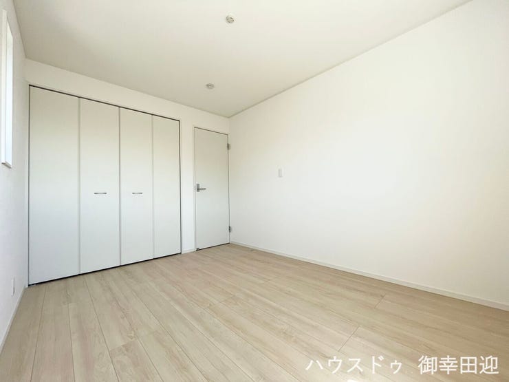 ■2階6帖洋室■寝室、書斎、趣味の部屋。家族の成長やライフスタイルに合わせ、様々な使い方ができる快適な空間です。