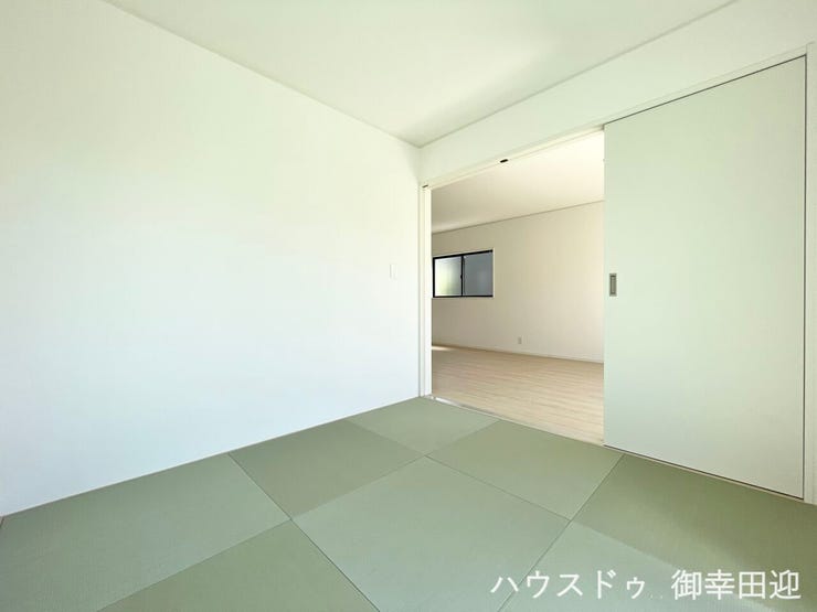 ■1階4.5帖和室■ゲストをもてなし、昼寝や家事にも使える、畳のぬくもりが心地よい多目的万能スペース。