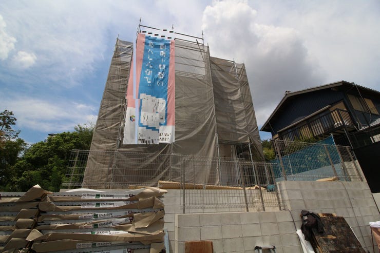 【外観】
2026年9月完成予定です。
周辺に学校があり、落ち着いた住環境。お子様の成長を見守り続けられる、普遍的な心地よさがここにあります。