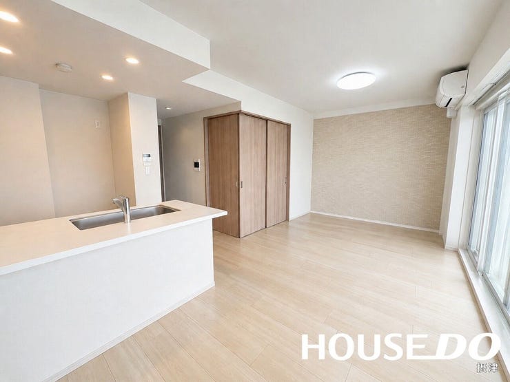 【リビング】
※本写真は、居住中のお部屋を家具等を除去して加工したイメージです。実際のお部屋とは異なる場合がございます。住んだ際のイメージをしやすくするための参考画像です。