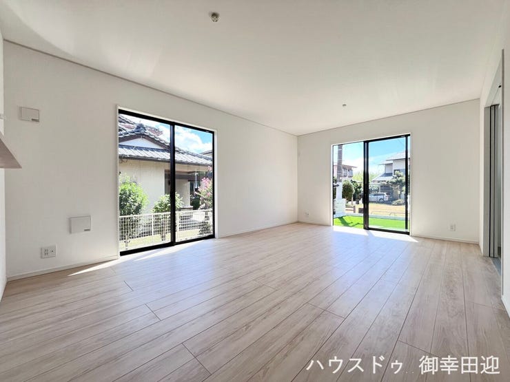 ■安らぎと笑顔の中心地■陽光が優しく降り注ぎ、会話が自然と弾む。ここでは、毎日が特別な時間へと変わります。