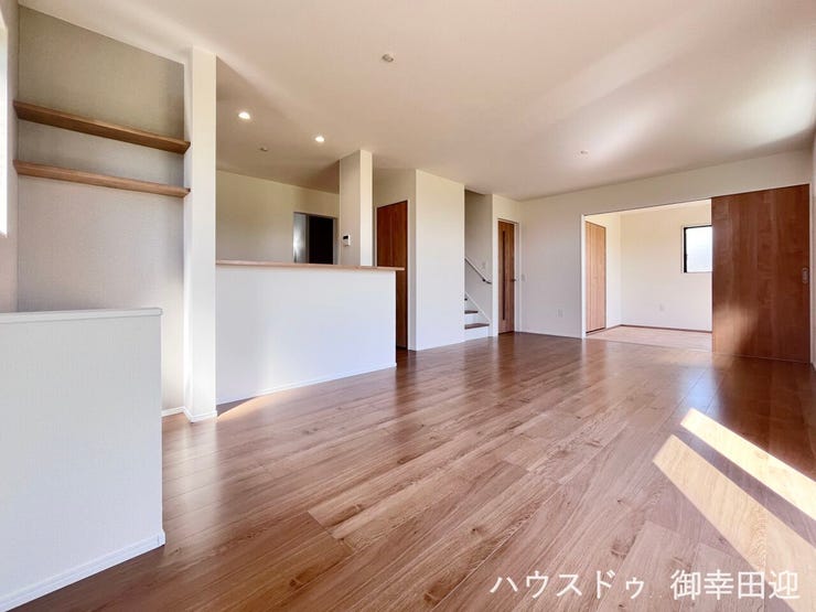 ■安らぎと笑顔の中心地■陽光が優しく降り注ぎ、会話が自然と弾む。ここでは、毎日が特別な時間へと変わります。