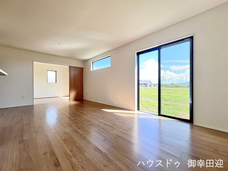 ■安らぎと笑顔の中心地■陽光が優しく降り注ぎ、会話が自然と弾む。ここでは、毎日が特別な時間へと変わります。