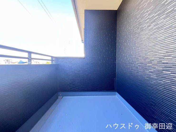 ■空の下の開放的な特等席■日光浴や読書、外の空気を感じながらリフレッシュ。暮らしを豊かにする、もう一つの心地よい空間です。