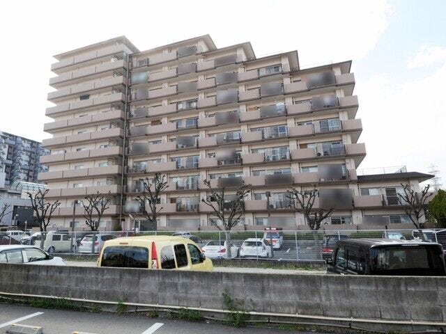 アースカラーを基調とした落ち着きのある階層デザインが印象的な大型分譲マンション。敷地前面にはゆとりある駐車場を備え、開放感のある住環境が魅力です