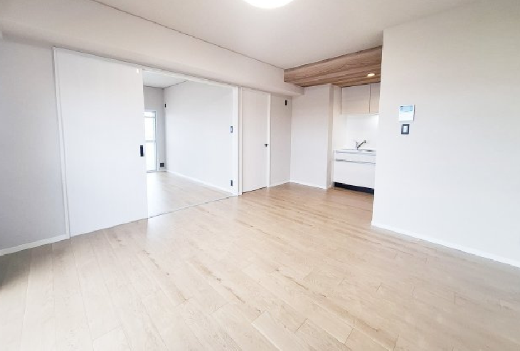 【リビング】
隣接する洋室の引き戸を開放すれば、さらに大空間として活用できるフレキシブルなLDK。ライフスタイルに合わせて自由にレイアウトを変更できます。