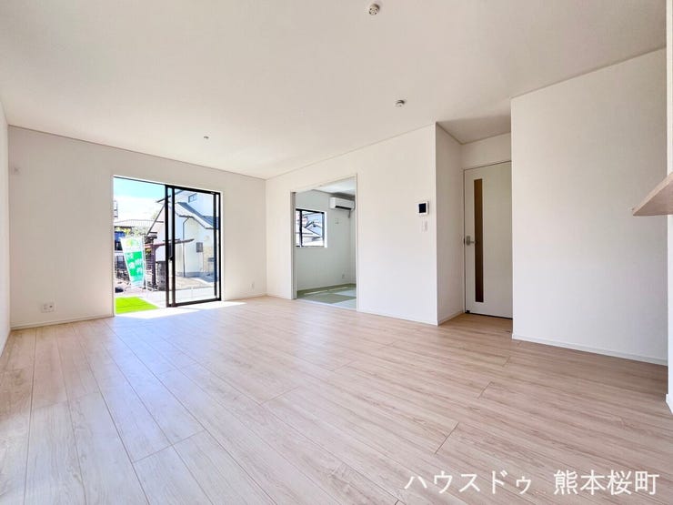 ■安らぎと笑顔の中心地■陽光が優しく降り注ぎ、会話が自然と弾む。ここでは、毎日が特別な時間へと変わります。