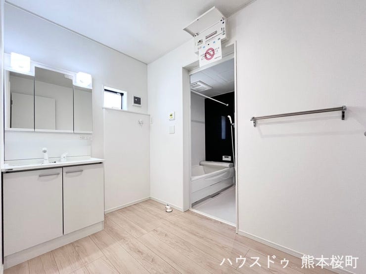 ■清々しいリフレッシュ空間■自分を磨き、気持ちを切り替える。心地よい光が差し込むプライベートスペース。