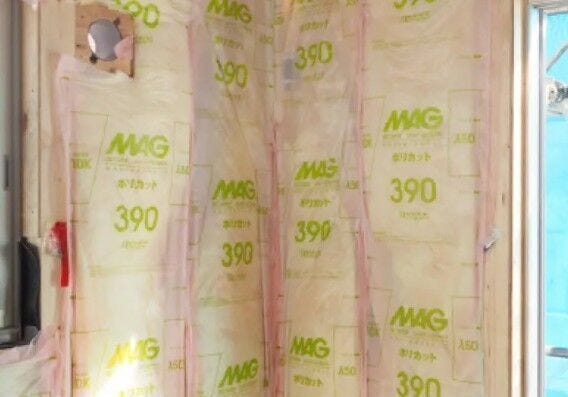 断熱材:壁・天井に厚さ100mmのグラスウール断熱材を採用。グラスウールは、不燃材料のガラスを主原料としており、ガラス繊維の間に大量の静止空気を含んでいるため高い断熱性能を発揮します。