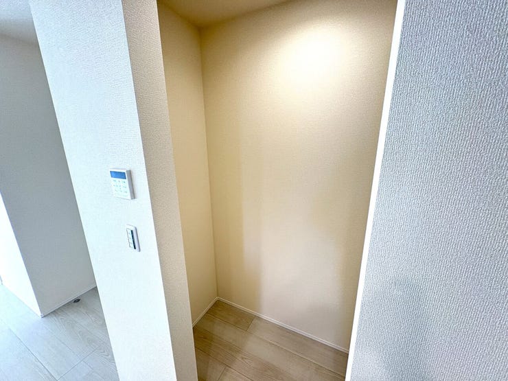 キッチン用品もスッキリ片付くパントリー!
