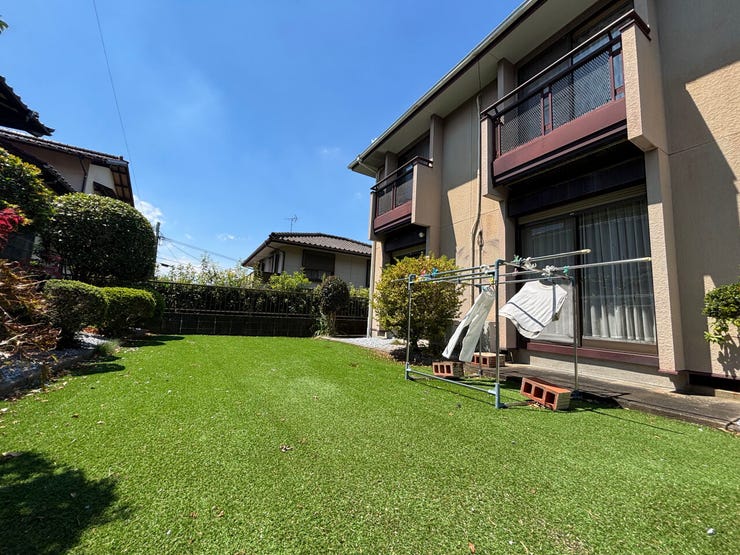 【外観写真】
◆小学校徒歩6分&バス停徒歩5分♪
通学や通勤にも便利な距離。毎日の移動負担を抑えやすいのも嬉しいポイントです。