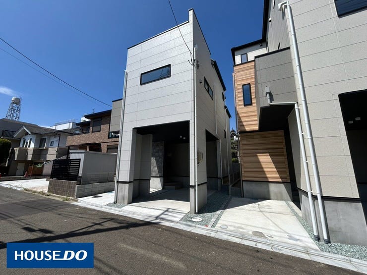 【外観】
駅徒歩5分の好立地に、20.6帖LDKを備えた3階建住宅が誕生。
オール電化×ZEH水準仕様で快適性と省エネ性を両立。
納戸7.4帖や3つのバルコニーなど、暮らしの幅が広がる設備が充実しています。