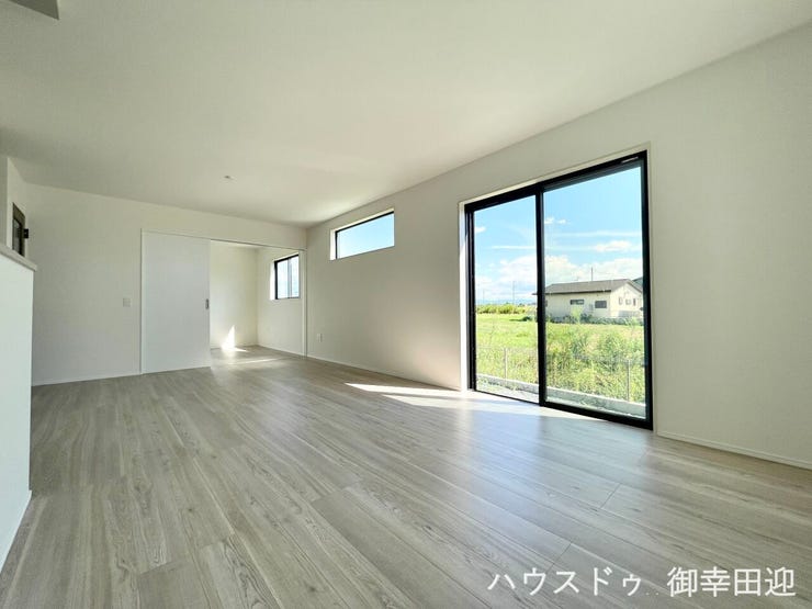 ■安らぎと笑顔の中心地■陽光が優しく降り注ぎ、会話が自然と弾む。ここでは、毎日が特別な時間へと変わります。