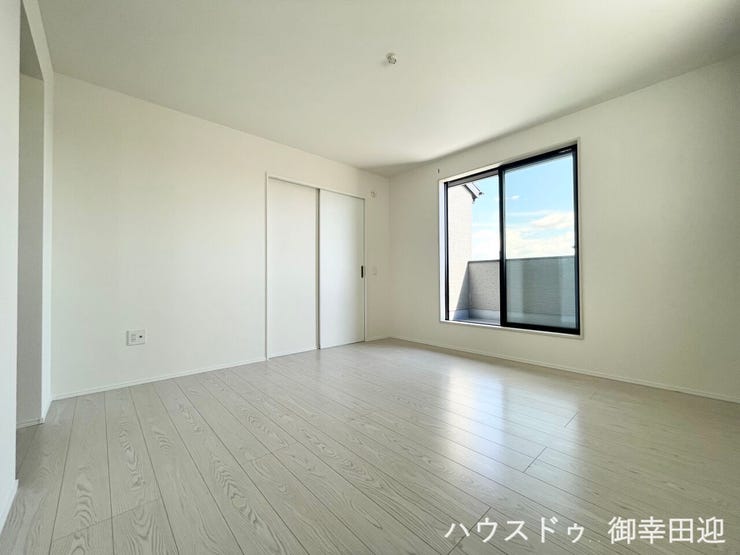 ■2階8帖洋室■心からリラックスできる静けさ、上質な眠りで、毎日をリセットします。明日への活力を養う空間です。