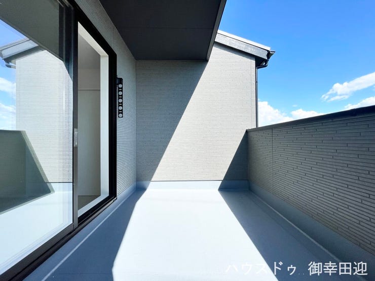 ■空の下の開放的な特等席■日光浴や読書、外の空気を感じながらリフレッシュ。暮らしを豊かにする、もう一つの心地よい空間です。