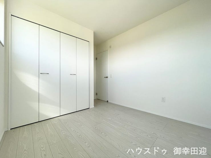 ■2階5帖洋室■寝室、書斎、趣味の部屋。家族の成長やライフスタイルに合わせ、様々な使い方ができる快適な空間です。