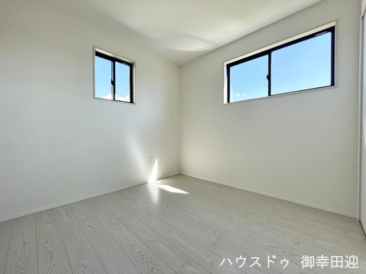 ■2階5帖洋室■寝室、書斎、趣味の部屋。家族の成長やライフスタイルに合わせ、様々な使い方ができる快適な空間です。