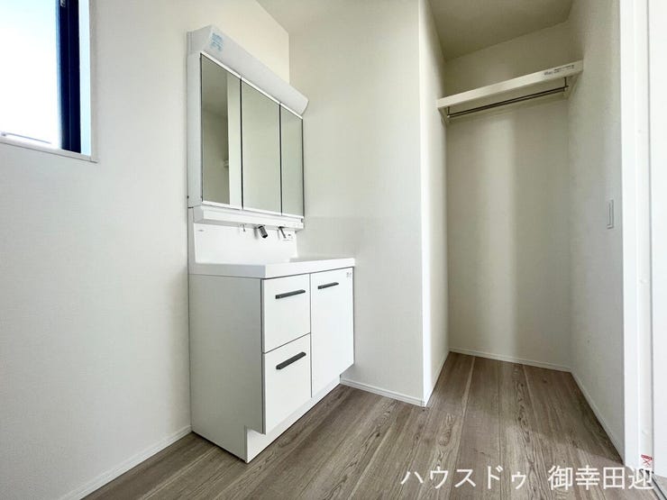 ■清々しいリフレッシュ空間■自分を磨き、気持ちを切り替える。心地よい光が差し込むプライベートスペース。