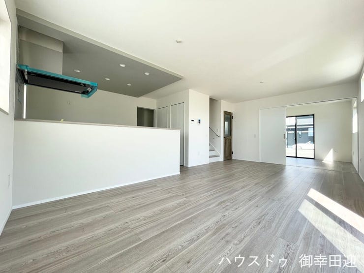 ■安らぎと笑顔の中心地■陽光が優しく降り注ぎ、会話が自然と弾む。ここでは、毎日が特別な時間へと変わります。