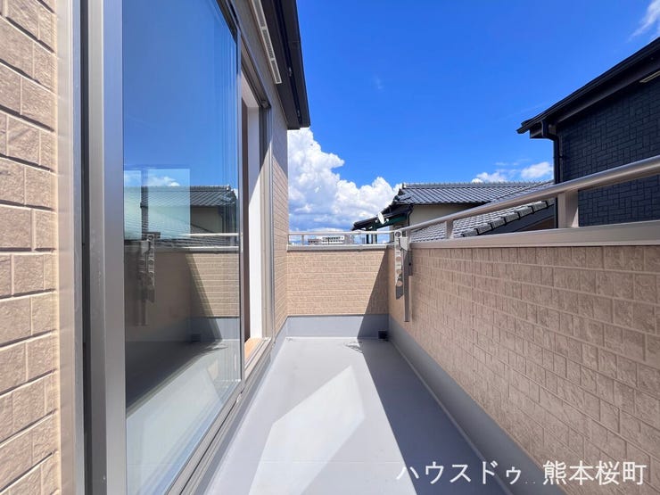■空の下の開放的な特等席■日光浴や読書、外の空気を感じながらリフレッシュ。暮らしを豊かにする、もう一つの心地よい空間です。