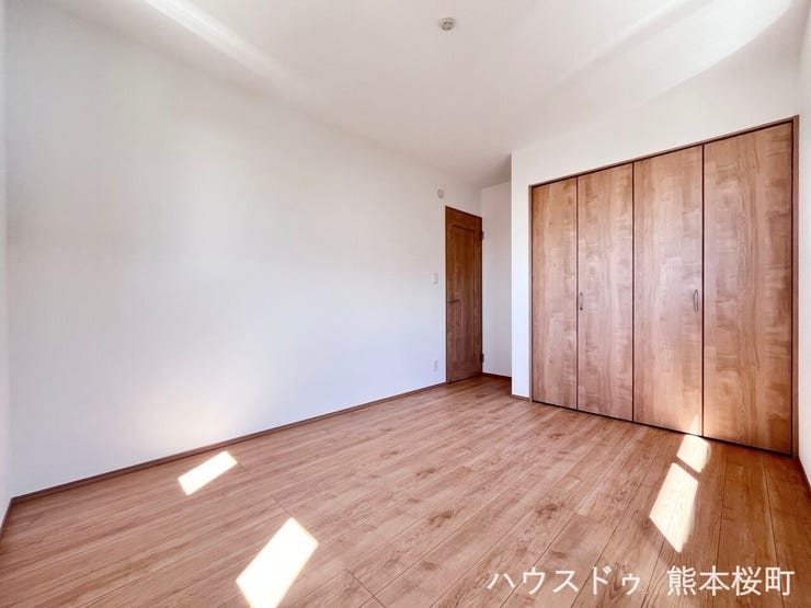 ■2階6帖洋室■寝室、書斎、趣味の部屋。家族の成長やライフスタイルに合わせ、様々な使い方ができる快適な空間です。