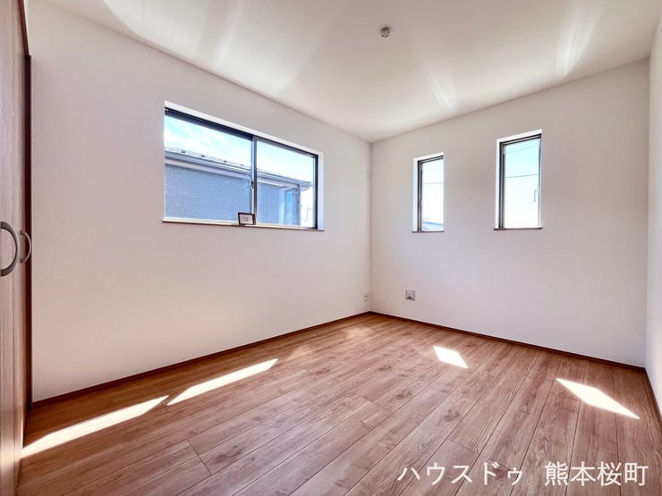 ■2階6帖洋室■寝室、書斎、趣味の部屋。家族の成長やライフスタイルに合わせ、様々な使い方ができる快適な空間です。