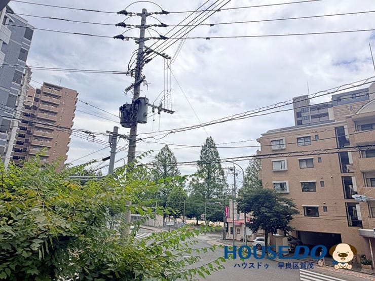 2階のバルコニーから見える景色。
高層階とは違う、街の気配を身近に感じられる眺めです。