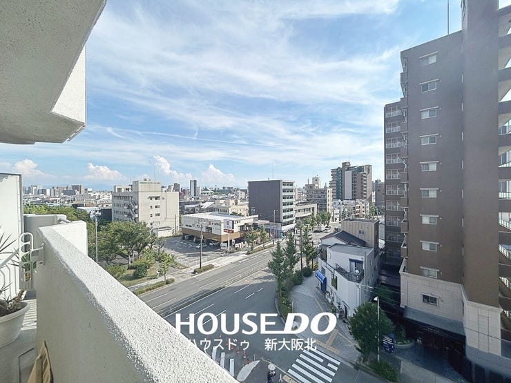 ■バルコニーからは街並みを見渡せる開放的な眺望♪7階角部屋ならではの、空の広がりを感じられる気持ちの良い景色です!