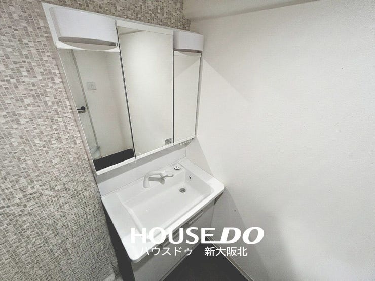 ■三面鏡の洗面台は鏡裏にもたっぷりの収納スペースがあるので、いつもスッキリと保てますね!