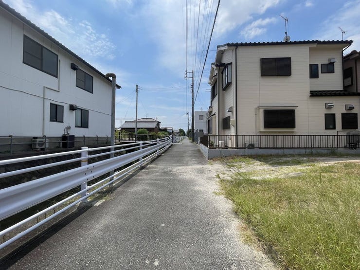 ◇前面道路◇
道路は北側4mの道路に隣接してます。
道路が狭いため、交通量が少なくお子様の通行も安心です。